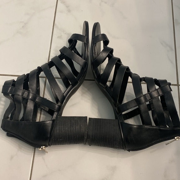BCBG generation black leather Gladiator rear zipper sandal 10 - Picture 6 of 7